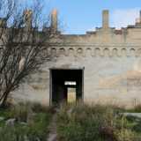 L'edificio sembra un castello perch� oltre alle decorazioni �merlate� della facciata, presenta sul tetto alcuni pilastrini verticali che paiono delle piccole torri
